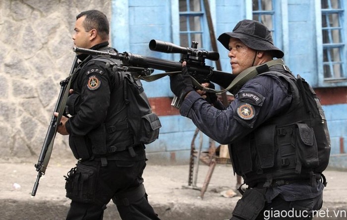 Tại thủ đô, trong hàng chục năm qua các băng đảng đã nắm quyền kiểm soát hơn 1.000 khu ổ chuột, nơi ở của hơn 1,5 triệu người, và biến Rio de Janeiro thành một thành phố bạo lực với các hoạt động mua bán ma túy, vũ khí và kinh doanh đã đem lại hàng chục triệu USD cho bọn tội phạm.